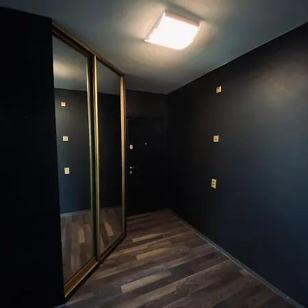 Black At Blossom Hill Apartament