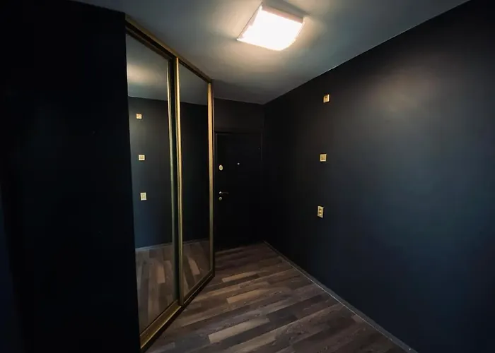 Black At Blossom Hill Apartament