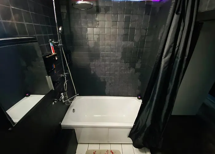 Апартаменты Black At Blossom Hill *