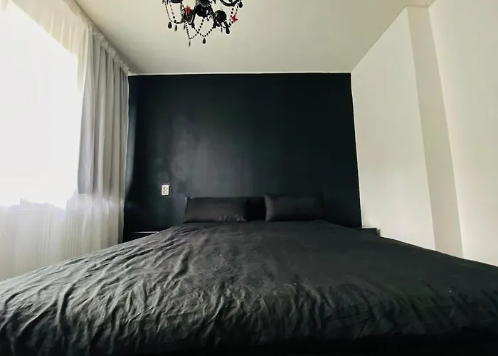 Black At Blossom Hill Apartament Tallin