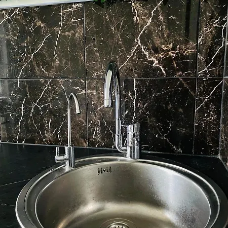 Black At Blossom Hill Апартаменти *